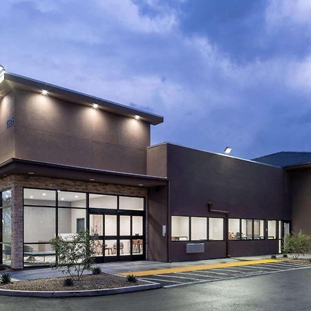 Ramada By Wyndham Modesto Yosemite Area Hotel Exterior foto