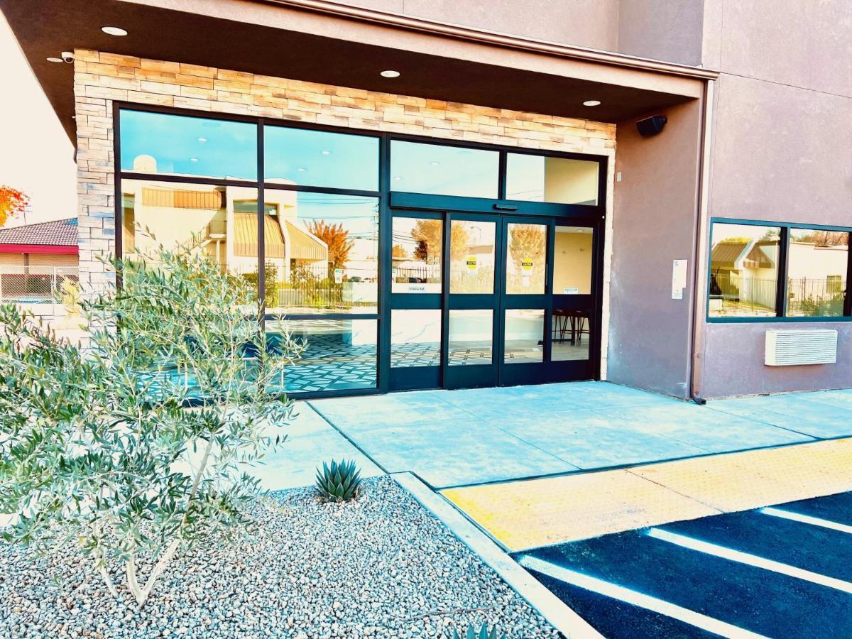 Ramada By Wyndham Modesto Yosemite Area Hotel Exterior foto