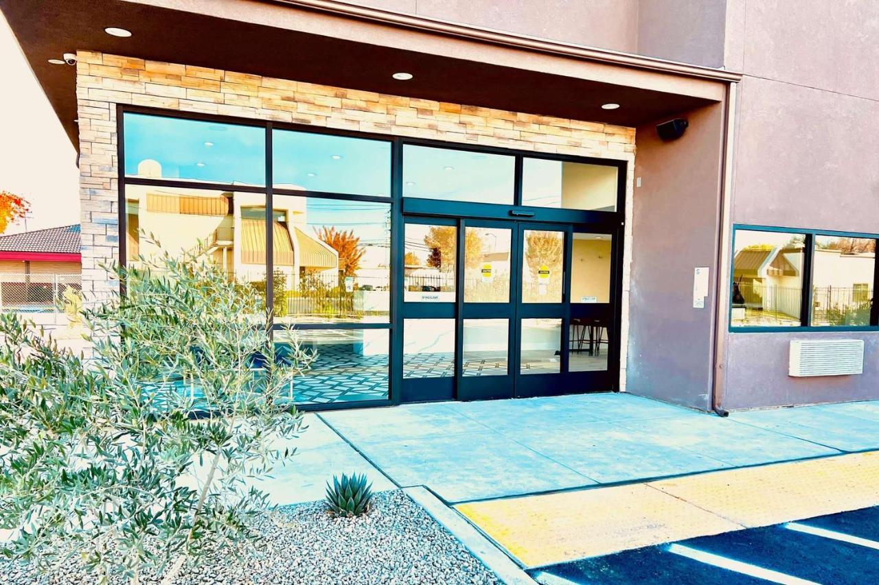 Ramada By Wyndham Modesto Yosemite Area Hotel Exterior foto