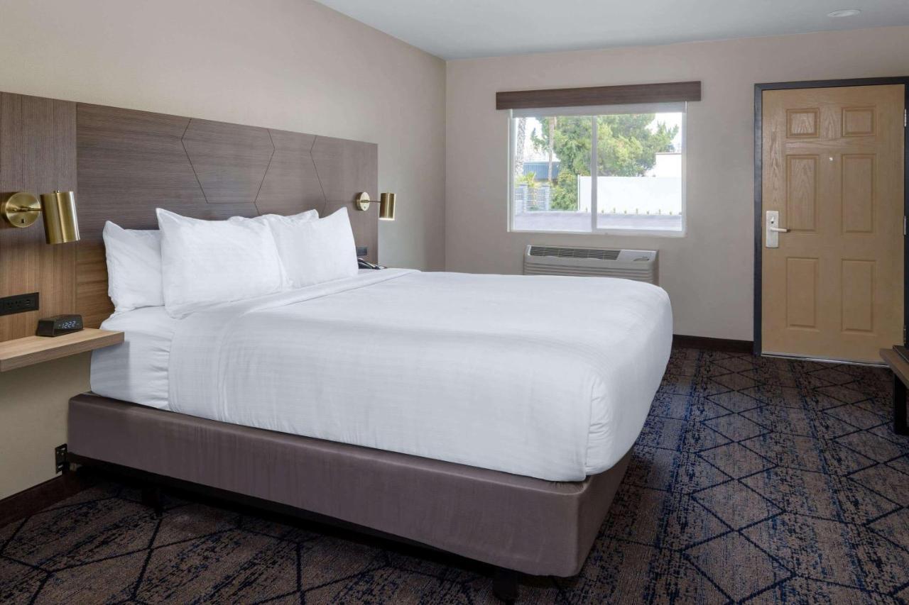 Ramada By Wyndham Modesto Yosemite Area Hotel Exterior foto