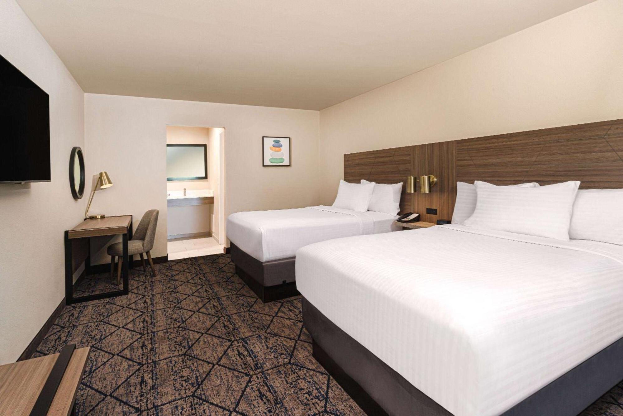 Ramada By Wyndham Modesto Yosemite Area Hotel Exterior foto