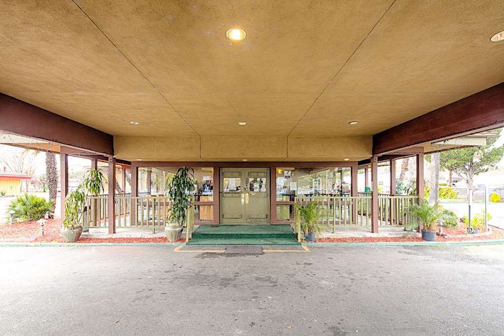 Ramada By Wyndham Modesto Yosemite Area Hotel Exterior foto