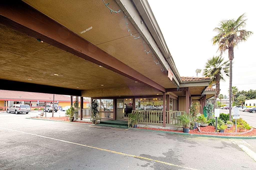 Ramada By Wyndham Modesto Yosemite Area Hotel Exterior foto