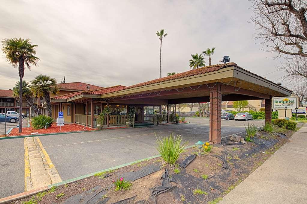 Ramada By Wyndham Modesto Yosemite Area Hotel Exterior foto