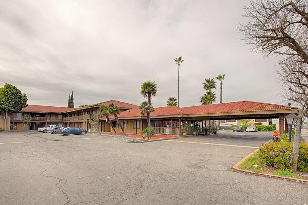 Ramada By Wyndham Modesto Yosemite Area Hotel Exterior foto
